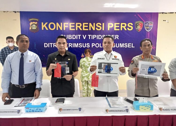 Direktur Reserse Kriminal Khusus Polda Sumsel Kombes Pol Agung Marlianto SIK Didampingi Kabid Humas Polda Sumsel Kombes Pol Supriadi, serta tersangka Lina Mukherjee saat pres rilis di Polda Sumsel, Kamis (4/5/2023). (fornews.co/ist)