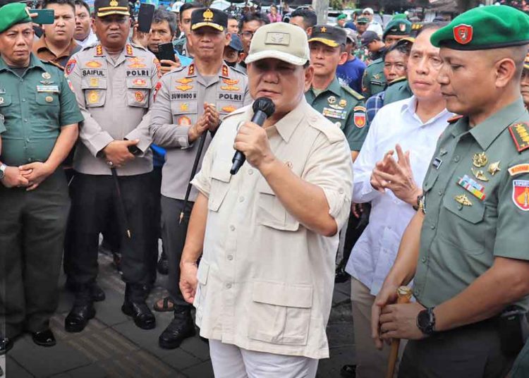 MENTERI Pertahanan RI, Prabowo Subianto, saat berada di Koramil 12 di Kelurahan Prawirodirjan, Kemantren Gondomanan, Kota Yogya beserta Danrem, Kapolda DIY, Dandim, Kapolresta, Danramil, Kapolsek dan pejabat terkait lainnya, Rabu (3/5/2023). (foto fornews.co/humas polresta yogya)