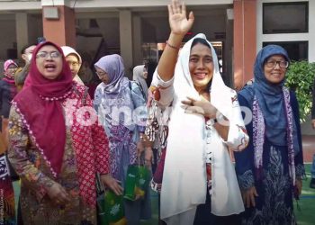 MENTERI Pemberdayaan Perempuan dan Perlindungan Anak (PPPA) I Gusti Ayu Bintang Darmawati, S.E, M.Si melambaikan tangan kepada ribuan siswi Mu’allimat bersama Ketua Umum PP Aisyiyah Dr. Apt. Salmah Orbayinah, M.Kes (kanan) usai meresmikan Pesantren Perempuan Cinta Anak (PPCA) salah satu program gagasan Aisyiyah, Rabu (17/5/2023). (foto fornews.co/adam)