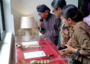 PENGUNJUNG pameran dari tamu undangan tampak serius mengikuti penjelasan sejarah keris yang dipamerkan di Ndalem Poenakawan, Sabtu (27/5/2023). (foto fornews.co/adam)