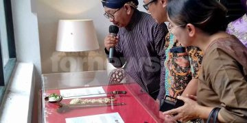 PENGUNJUNG pameran dari tamu undangan tampak serius mengikuti penjelasan sejarah keris yang dipamerkan di Ndalem Poenakawan, Sabtu (27/5/2023). (foto fornews.co/adam)