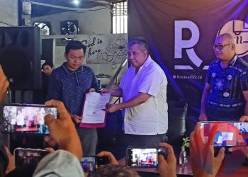 Anton Nurdin (baju putih) menyerahkan surat pengunduran dirinya kepada perwakilan dari DPC Partai Demokrat Kota Palembang, Senin (1/5/2023). (fornews.co/sidratul muntaha)