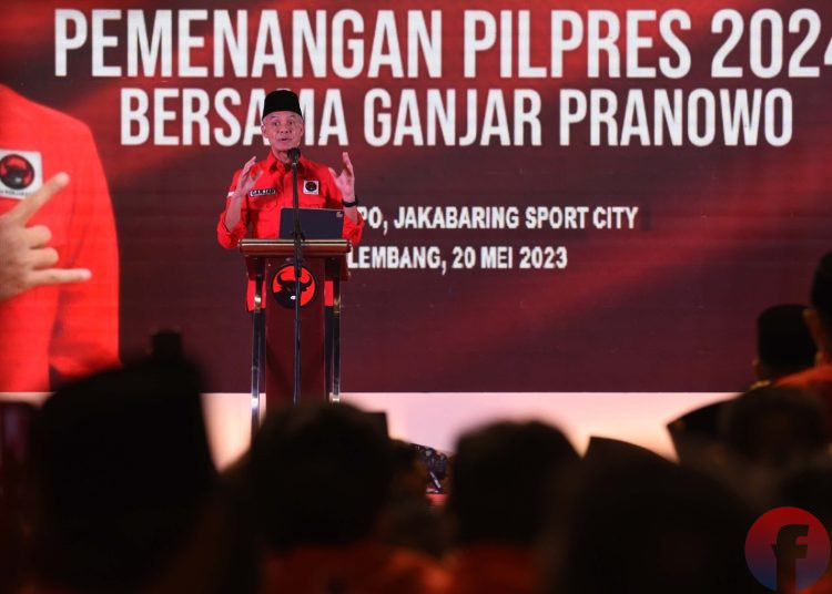 Capres PDI Perjuangan, Ganjar Pranowo, saat melakukan Konsolidasi Pemenangan Pilres 2024, di GOR Dempo, JSC Palembang, Sabtu (20/5/2023). (fornews.co/mushaful imam)