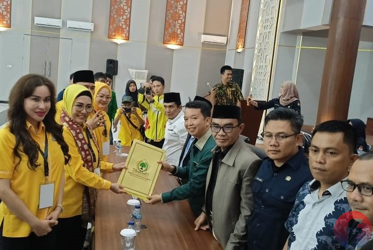 Ketua Harian DPD Partai Golkar Sumsel, RA Anita Noeringhati, didampingi Sekretaris Andie Dinialdy dan Bendahara Nadia basyir, saat menyerahkan dokumen pendaftaran bacaleg DPRD Sumsel di Kantor KPU Sumsel, Sabtu (13/5/2023). (fornews.co/sidratul muntaha)