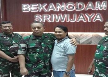 Pelaku penganiayaan bocah 11 tahun, Letkol Jecky Zulkarnaen, merangkul ayah korban, setelah terjadi kesepakatan damai di Bekang Dam II/ Sriwijaya, Selasa (23/5/2023). (fornews.co/ist)