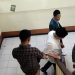 Tersangka Eddy Ganefo (baju putih), yang menggugat korban Maria Fransisca M, saat meninggalkan ruang sidang mediasi di PN Palembang, Rabu (17/5/2023). (fornews.co/tangkap layar)