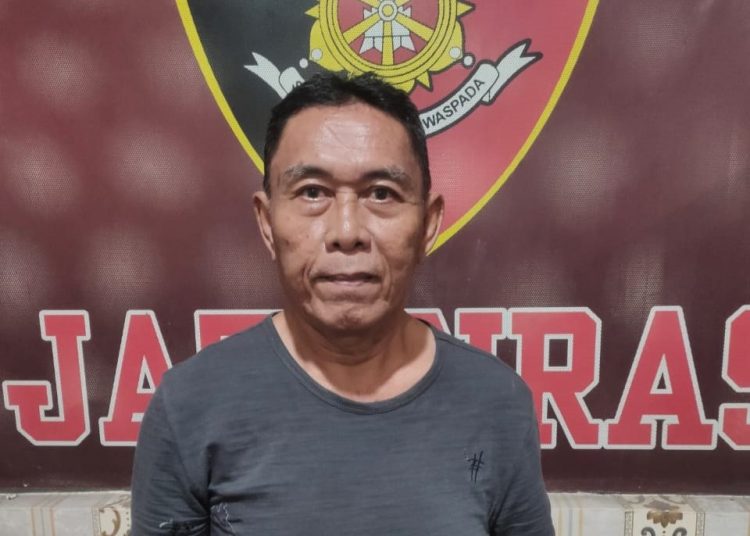 Otak dari pelaku perampokan gaji karyawan di SPBU Lubuk Batang, Baturaja, Achmad Mulyadi, usai dirungkus polisi di kawasan Plaju, beberapa waktu lalu. (fornews.co/ist)