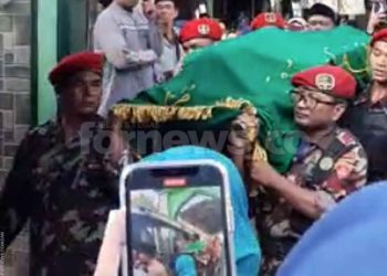 KEDUA jenazah dibawa ke ambulance kemudian dimakamkan di di Khusnul Khotimah Sentolo, Kulonprogo, DIY. (foto fornews.co/adam)