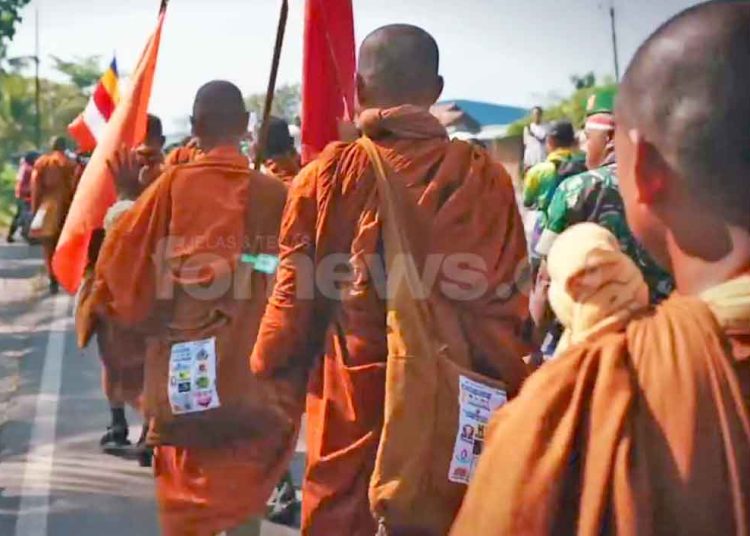 PARA Biksu berjalan menuju Candi Borobudur setelah melakukan perjalanan sejak 23 Maret 2023 dari Thailand. (foto fornews.co/adam)