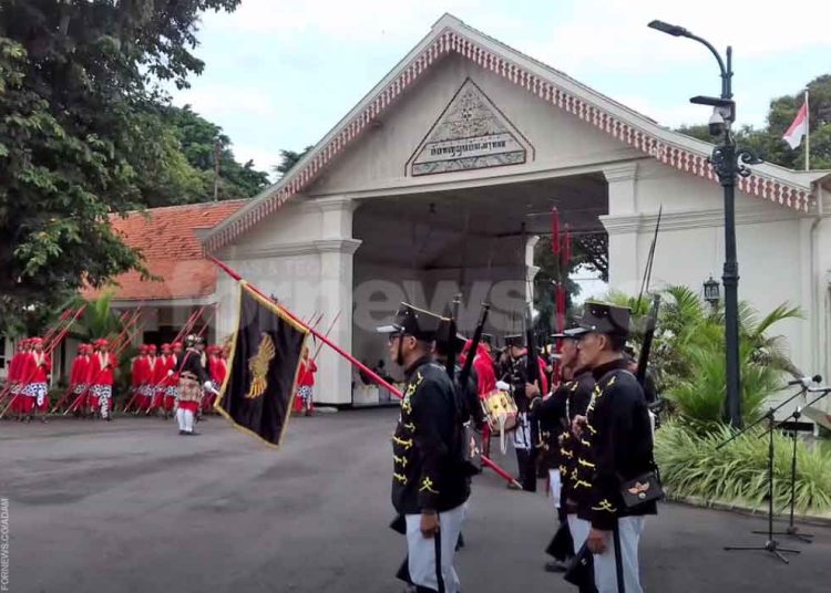 DANAWARA adalah sebuah bangunan yang berfungsi sebagai regol atau pintu gerbang utama menuju istana yang selalu dijaga oleh prajurit karaton. (foto fornews.co/adam)