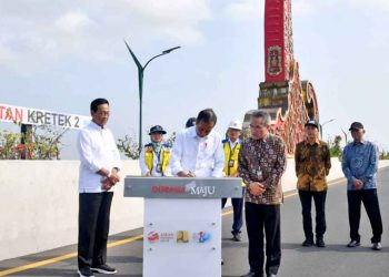 DIDAMPINGI Sri Sultan Hemngku Buwono X, Presiden Joko Widodo meresmikan Jembatan Kretek II di Kabupaten Bantul, Daerah Istimewa Yogyakarta (DIY) pada Jum’at, 2 Juni 2023. (foto fornews.co/BPMI Setpres)