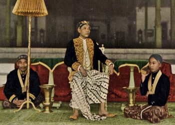 FOTO Kanjeng Gusti Pangeran Adipati Arya Suryodilaga atau Kanjeng Gusti Pangeran Adipati Arya Paku Alam VII berfoto diri bersama dua badi dalem yang mengenakan busana khas Surakarta dan Yogyakarta. (foto fornews.co/ KITLV)