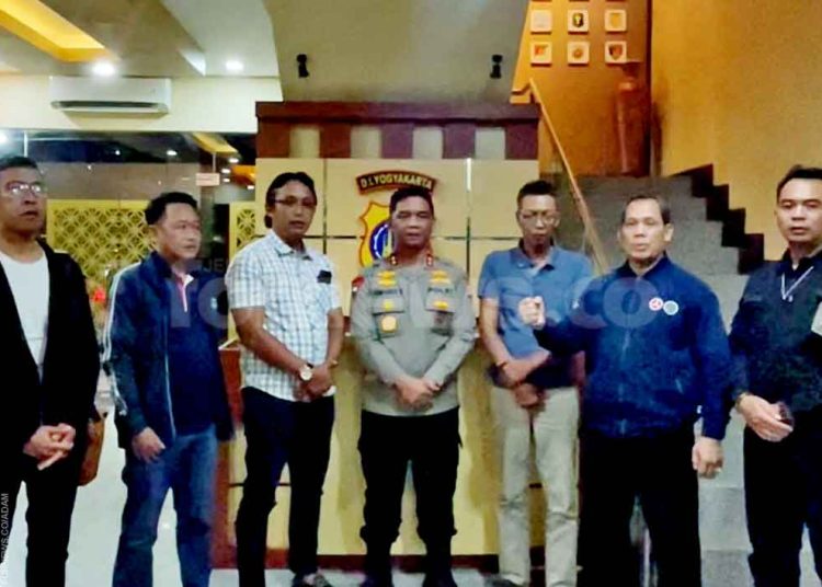 DAMAI Disaksikan langsung oleh Kapolda D.I. Yogyakarta Irjen. Pol. Suwondo Nainggolan, S.I.K., M.H., perwakilan dari suporter sepak bola Brajamusti bertemu dengan perwakilan dari perguruan silat PSHT Mapolda D.I. Yogyakarta Senin pagi tanggal 5 Juni 2023 bersepakat damai dan berkomitmen menjaga Yogya. (foto fornews.co/polda)