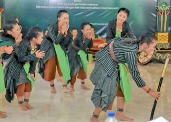 DOLANAN anak dimainkan oleh peserta Sanggar Sripanglaras (Kulon Progo) di Pendopo Agung Royal Ambarrukmo, Sabtu 10 Juni 2023. (foto fornews.co/pakualaman)
