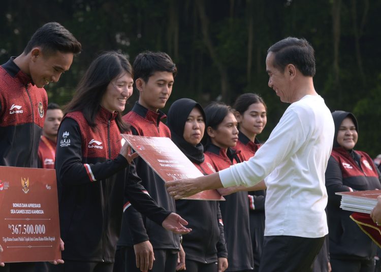 Presiden Jokowi saat memberikan bonus pada atlet, pelatih, dan asisten pelatih peraih medali di SEA Games Kamboja, di Istana Merdeka, Jakarta, Senin (5/06/2023). (fornews.co/Humas Setkab)