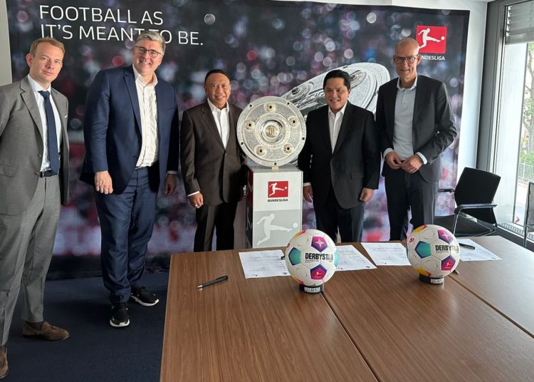 Ketua Umum PSSI Erick Thohir yang didampingi Wakil Ketua Zainudin Amali, saat menandatangani MoU dengan DFL di markas Eintracht Frankfurt, Jerman, Rabu (7/6/2023). (iNewspalembang.id/ist)
