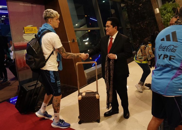 Ketua Umum PSSI Erick Thohir saat menyambut pemain Argentina dan siap mengalungi kain dari Timor, ketika tiba di Bandara International Soekarno Hatta, Tangerang, Banten, Jumat (16/6/2023) malam. (fornews.co/ist)