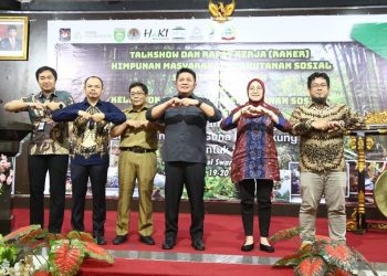 Gubernur Sumsel Herman Deru didampingi Direktur Eksekutif Perkumpulan HaKI Deddy Permana (kanan), saat acara Rapat Kerja HMPS dan Rapat Kerja Pokja PPS Sumsel, di Swarna Dwipa Palembang, Senin (19/06/2023). (fornews.co/ist)