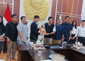 Komisioner KPU August Mellaz dan Wakil ketua AMSI, Suwarjono, didampingin pengurus AMSI, usai audensi gedung KPU, Jakarta, Kamis (15/6/2023). (fornews.co/ist)