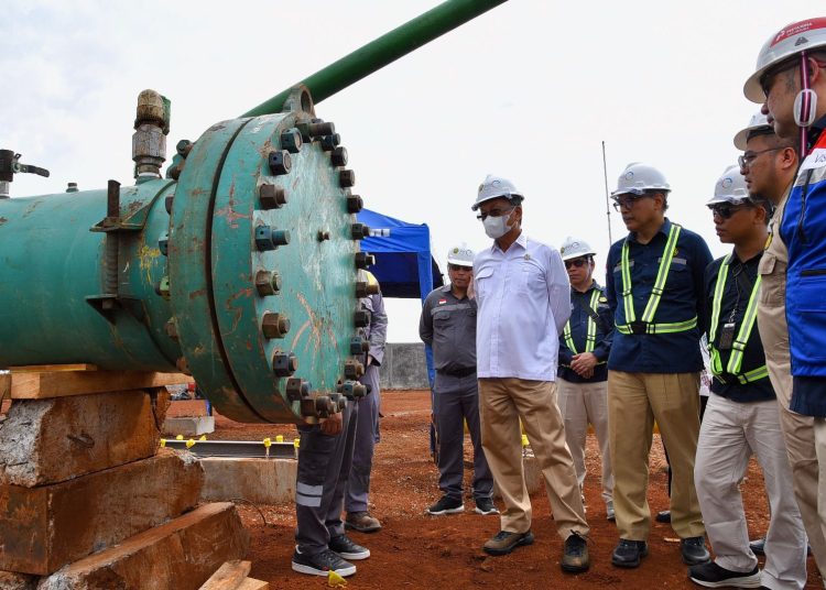 Menteri ESDM Arifin Tasrif (tengah baju putih), saat meninjau langsung pembangunan Pipa Transmisi Gas Bumi Cisem Tahap 1 ruas Semarang-Batang. (fornews.co/ist)