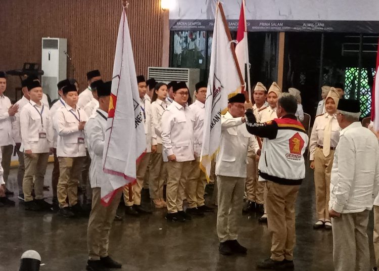 Sekjen DPP Gerindra, Ahmad Muzani saat menyerahkan pataka ke Ketua DPC Gerindra Palembang, pada acara pelantikan Bapilu dan dan DPC Gerindra Kota Palembang, di Graha Limbersa, Rabu (14/6/2023). (fornews.co/ist)