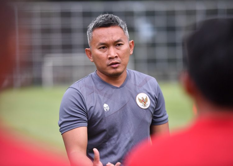 Pelatih Kepala Timnas Wanita U-19, Rudy Eka Priyambada saat memberikan menu latihan persiapan AFF U-19 Women's Championship 2023, di Lapangan baseball, komplek JSC Palembang, Selasa (27/6/2023). (fornews.co/ist)