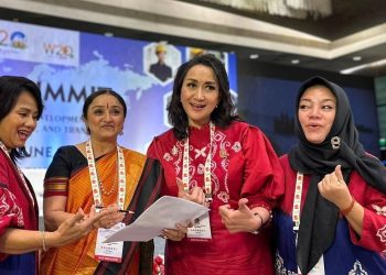 Chair W20 Indonesia 2022, Hadriani Uli Silalahi, Chair W20 India, Dr Sandhya Purecha, Kepala Delegasi W20 Indonesia, Giwo Rubianto, dan Group Head Corporate Communications XL Axiata, Retno Wulan pada Summit W20 di Mahabalipuram, India (17/6/2/2023). (fornews.co/ist) 