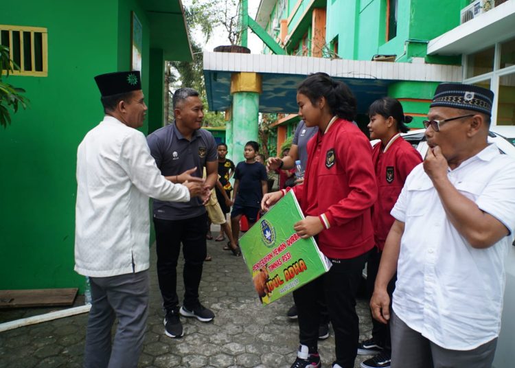 Pelatih Kepala Timnas Wanita U-19, Rudy Eka Priyambada, bersama perwakilan pemain, saat menyerahkan sumbangan satu ekor sapi untuk kurban ke SD Muhammadiyah, Palembang, Selasa (27/6/2023). (fornews.co/ist)