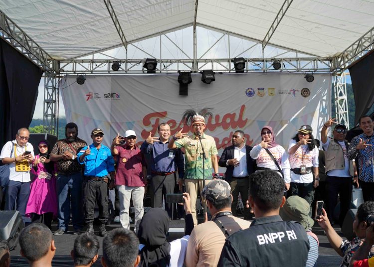 Menparekraf Sandiaga Salahuddin Uno saat membuk Festival Crossborder Skouw 2023 di Pos Lintas Batas Negara (PLBN) RI-PNG di Skouw, Distrik Muara Tami, Kota Jayapura, Jumat (6/7/2023). (fornews.co/ist)