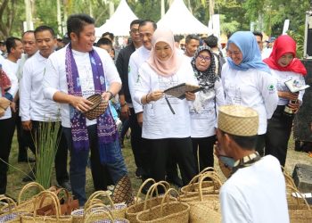 Gubernur Sumsel Herman Deru dan sang istri Feby Deru, saat melihat hasil kerajinan tangan petani, pada acara HLSHS 2023 di Taman Purbakala Kerajaan Sriwijaya, Palembang, Rabu (19/7/2023). (fornews.co/humas pemprov sumsel)
