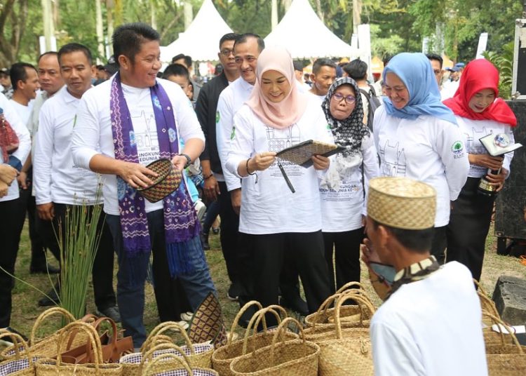 Gubernur Sumsel Herman Deru dan sang istri Feby Deru, saat melihat hasil kerajinan tangan petani, pada acara HLSHS 2023 di Taman Purbakala Kerajaan Sriwijaya, Palembang, Rabu (19/7/2023). (fornews.co/humas pemprov sumsel)