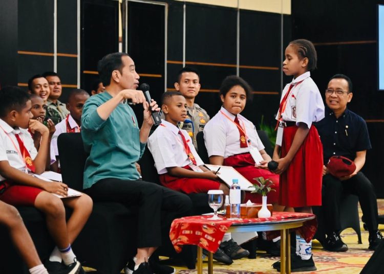 Presiden Jokowi saat menjawab pertanyaan murid SD di Ballroom Cendrawasih, Swiss-Belhotel, Kota Jayapura, Papua, Jumat (07/07/2023). (fornews.co/Foto: BPMI Setpres/Laily Rachev)