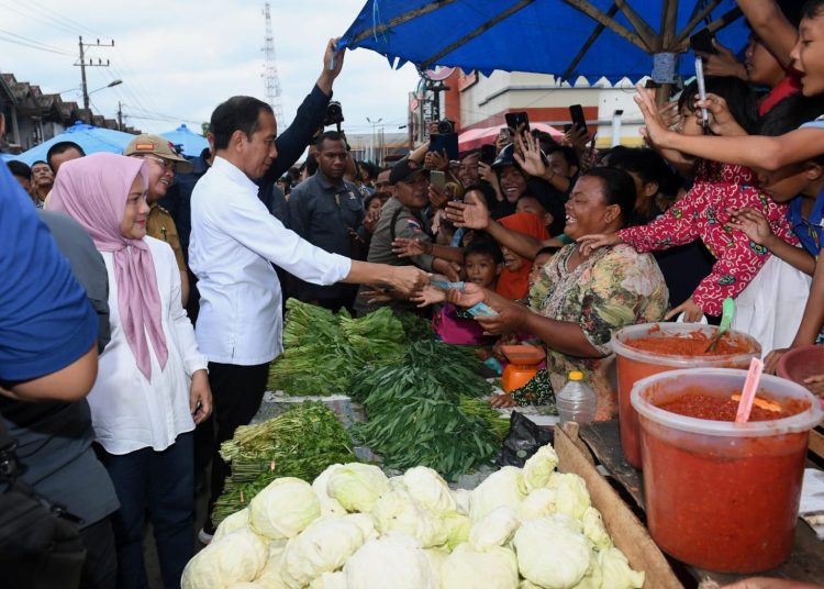 Presiden Jokowi bersama Ibu Iriana membagikan sejumlah bantuan tunai dan sembako ke para pedagang di Pasar Minggu, Kota Bengkulu, Kamis (20/07/2023) sore. (fornews.co/BPMI Setpres/Kris)