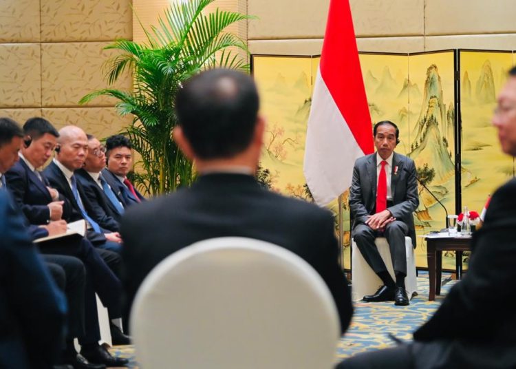 Presiden Jokowi saat bertemu dengan Kamar Dagang Indonesia di Tiongkok (INACHAM) dan sejumlah pengusaha Tiongkok di Shangri-La Hotel, Chengdu, RRT, Jumat (28/07/2023). (fornews.co/BPMI Setpres/Laily Rachev)