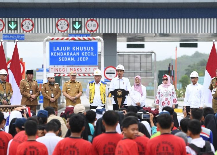 Presiden Jokowi saat meresmikan jalan tol ruas Bengkulu-Taba Penanjung, di Gerbang Tol Bengkulu-Taba Penanjung, Kota Bengkulu, beberapa waktu lalu. (fornews.co/ BPMI Setpres)