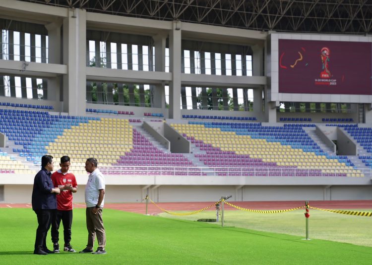 Ketua Umum PSSI, Erick Thohir dan Wali Kota Solo, Gibran Rakabuming saat memantau Stadion Manahan, beberapa waktu lalu. (fornews.co/ist)
