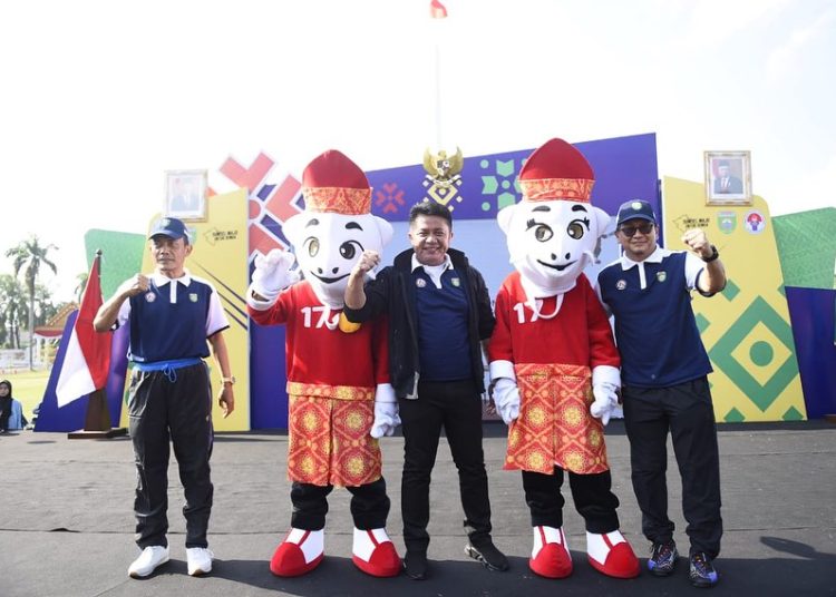 Gubernur Sumsel Herman Deru dan Asisten Deputi Sentra Pembinaan Olahraga Prestasi Kemenpora, Bayu Rahardian, saat meresmikan logo dan mascot POPNAS XVI Tahun 2023 di halaman Griya Agung, Senin (31/7/2023). (fornews.co/ist)