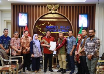 Gubernur Sumsel Herman Deru saat menerima audensi dengan EGM PT Angkasa Pura II Kacab Bandara SMB II Palembang, R. Iwan Winaya dan rombongan, Jumat (21/7/2023). (fornews.co/ist)