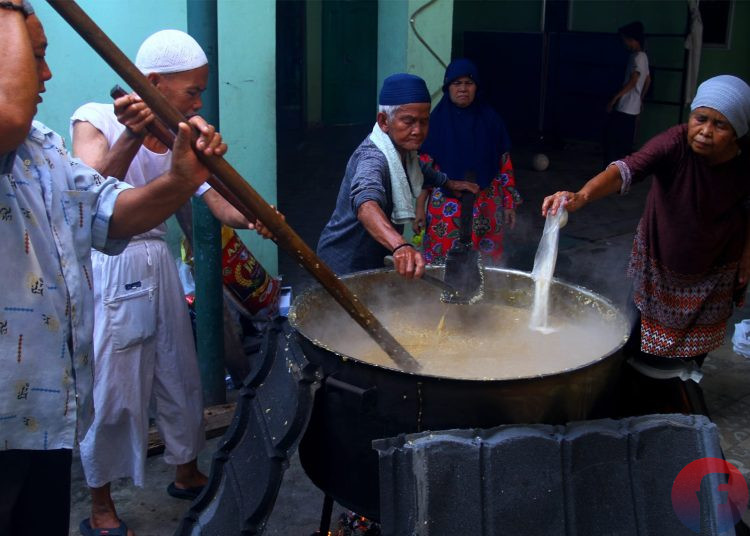 Petugas memasak lagi mengadon Bubur Asyura di kediaman Almarhum Ustadz Taufik Hasnuri di Jalan KH Azhari, Kelurahan 12 Ulu, Kecamatan Seberang Ulu II Palembang, Jumat (28/7/2023). (fornews.co/wahyu rahmanto)