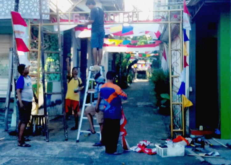 WARGA RT.11 Wiyoro, Kelurahan Baturetno, Kapanewon Banguntapan, Kabupaten Bantul, DIY, mulai menghias gapura kampung dengan memasang bendera merah putih sekaligus merapikan dan membersihkan lingkungan kampung. (foto fornews.co/adam)