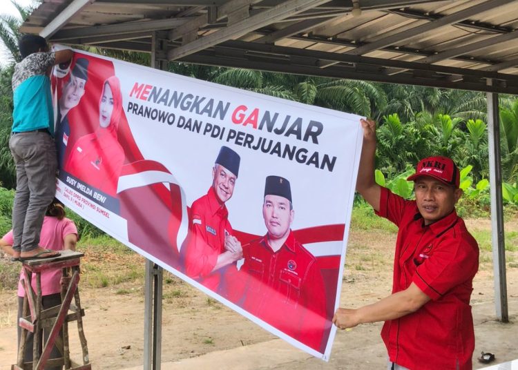 Kader PDIP Muba saat hendak memasang banner gerakan sosialisasi Ganjar di salah satu kecamatan di Muba, Minggu (20/8/2023).(fornews.co/ist)