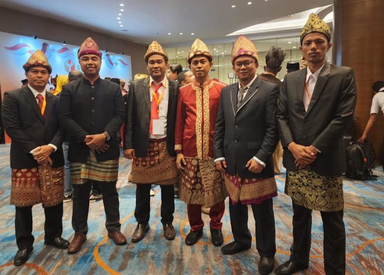 Lima Komisioner Bawaslu Kabupaten OKI bersama Ketua Bawaslu Sumsel, Kurniawan (tiga dari kanan). (fornews.co/ist)