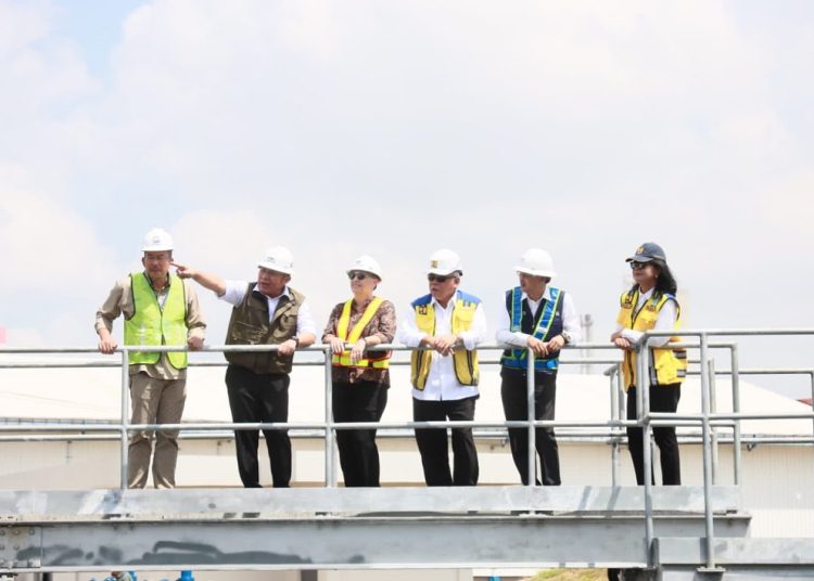 Gubernur Sumsel Herman Deru bersama Menteri PUPR M Basuki Hadi Moeljono dan dubes Australia untuk Indonesia HE Penny Williams PSM, saat meninjau lokasi IPAL di Sungai Selayur, Palembang, Kamis (10/8/2023). (fornews.co/ist)