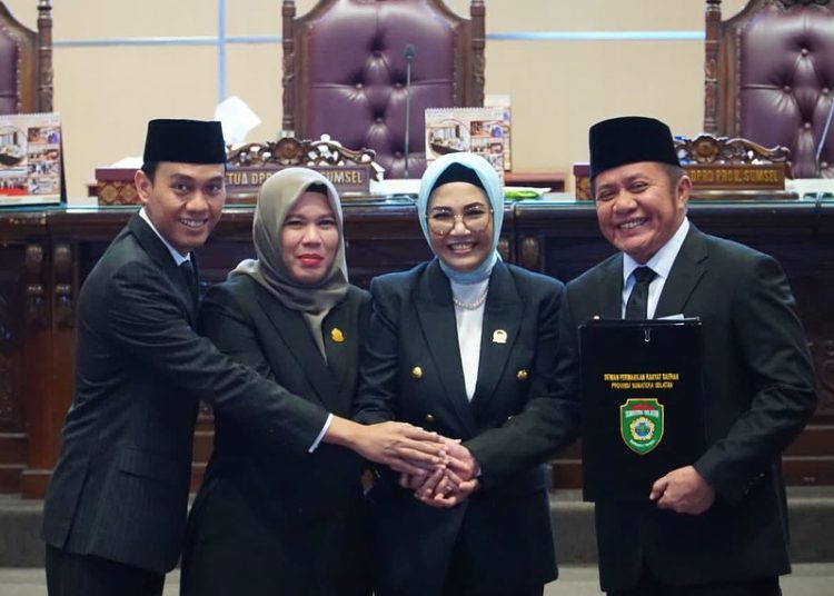 Gubernur Sumsel Herman Deru bersama pimpinan DPRD Sumsel, usai menandatangani perubahan KUA serta perubahan PPAS Provinsi Sumsel Tahun Anggaran 2023, Kamis (3/8/2023). (fornews.co/ist)