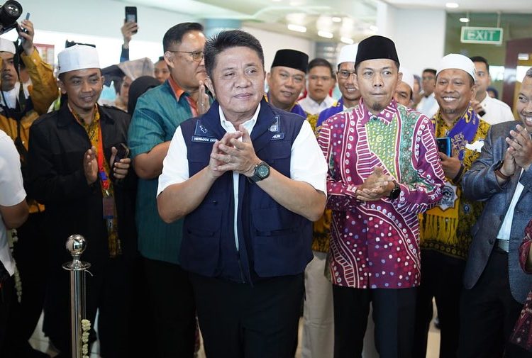 Gubernur Sumsel Herman Deru saat melepas jemaah umroh dengan penerbangan perdana Umroh Lion Air langsung dari Palembang – Madinah di Bandara Internasional SMB II Palembang, Rabu (9/8/2023). (fornews.co/ist)