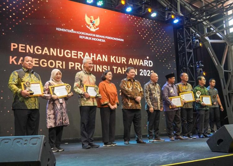 Menko Bidang Perekonomian Airlangga Hartato bersama penerima KUR Award kategori Provinsi, di Posbloc, Jakarta Pusat, Rabu (09/08/2023). (fornews.co/Humas Kemenko Perekonomian)