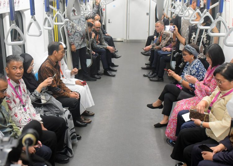 Presiden Jokowi saat mengundang sejumlah duta besar ASEAN dan mitra untuk mencoba MRT dari Stasiun Bundaran HI menuju Stasiun ASEAN, Selasa (08/08/2023). (fornews.co/Humas Setkab)