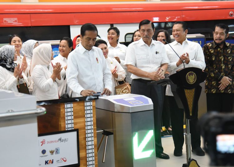 Presiden Jokowi melakukan tap-in kartu elektronik sebagai tanda peresmian LRT Terintegrasi Jabodebek, di Stasiun LRT Cawang, Jakarta, Senin (28/08/2023). (fornews.co/Humas Setkab)