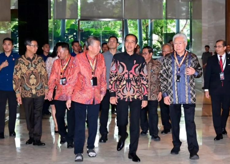 Presiden Jokowi didampingi Seskab Pramono Anung saat akan membuka Munas XVII REI Tahun 2023, di Grand Ballroom Hotel Sheraton Gandaria City, Jakarta, Rabu (09/08/2023). (fornews.co/Humas Setkab)