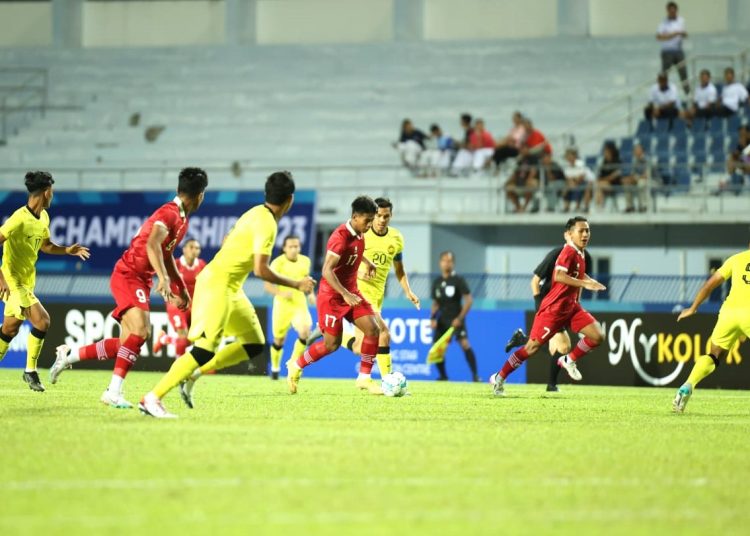 Sejumlah pemain Timnas Indonesia U-23 saat menekan pertahanan Malaysia, di Rayong Province Stadium, Jumat (18/8/2023) malam. (fornews/ist)